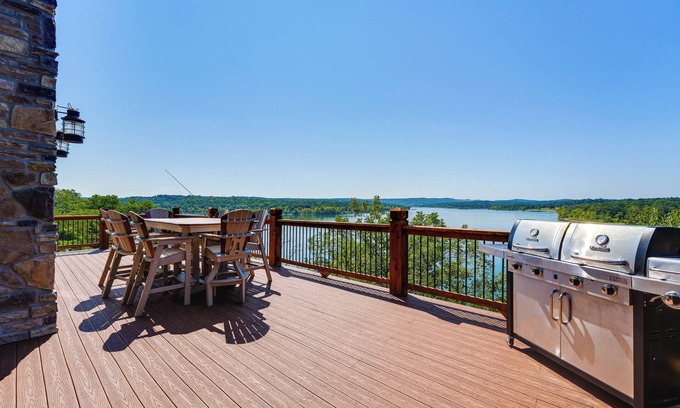 Lampe House | Luxe Table Rock Lake Vacation Rental with Hot Tub!