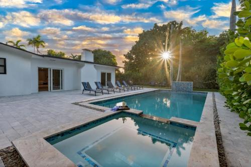 Golden Glades House | LUXE Villa Heated Pool Fire Pit GAMES