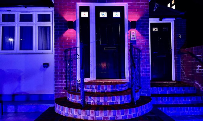 North Greenford House | Luxe Villa with 6 En-suite Bedrooms in West London - Wembley Stadium 5KM