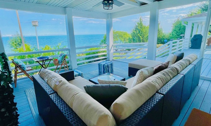 Pleasant Prairie House | Luxe Waterfront Home on Lake Michigan w/ Deck