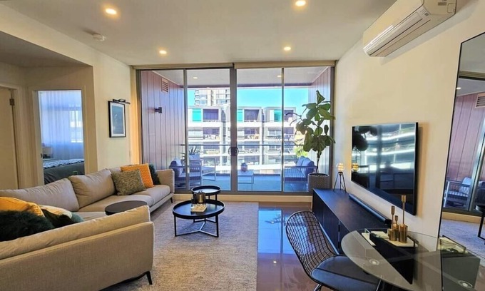 Waterloo Apartment | LUXE Waterloo 1 bed with parking, gym and pool