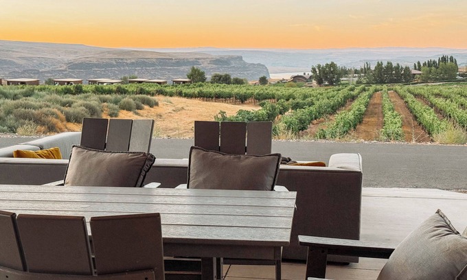 Quincy House | Luxe Winery Spa Retreat with Columbia Gorge & Lake Views 2bd/2ba