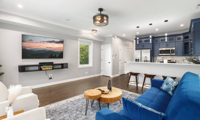 Grand Boulevard House | LuxHome up to 6 guests in Chicago; WiFi, AC, Heat, Security cams, Downtown 8mins