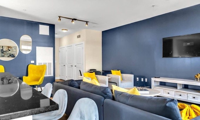 Eisenhower East Apartment | Luxi Bluish 2BR 2BTH By Oldtown