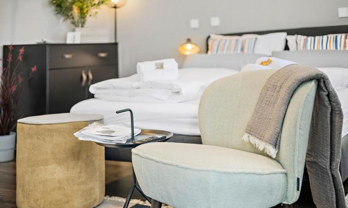 Antonviertel Apartment | LUXOMES - Stylish & New Design Apartment - Kitchen - Netflix