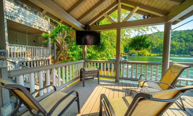 Lakemont House | Luxuary Lakefront Home /4 BR 3.5B /Sleeps 10 Comfortably