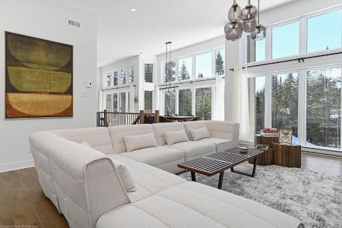 Lac-Swell Ski Chalet | Luxurious & Tranquil Nature Getaway ~ Scenic Views