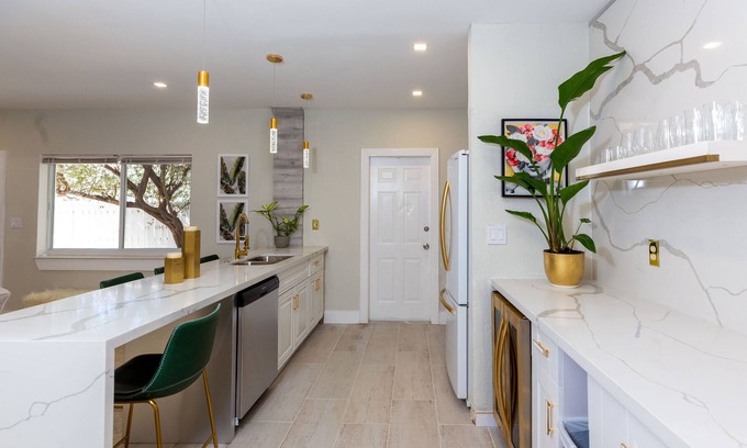 Surfside Condo | Luxurious 1 Bdrm
