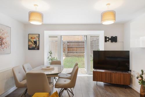 Dartford House | Luxurious 2 Bed near Dartford Station with study