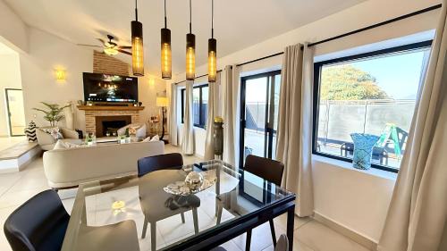 San Antonio Tlayacapan House | Luxurious 2 Bedroom Ajijic Home - Walk to Everything - Free Bikes - Huge Patio
