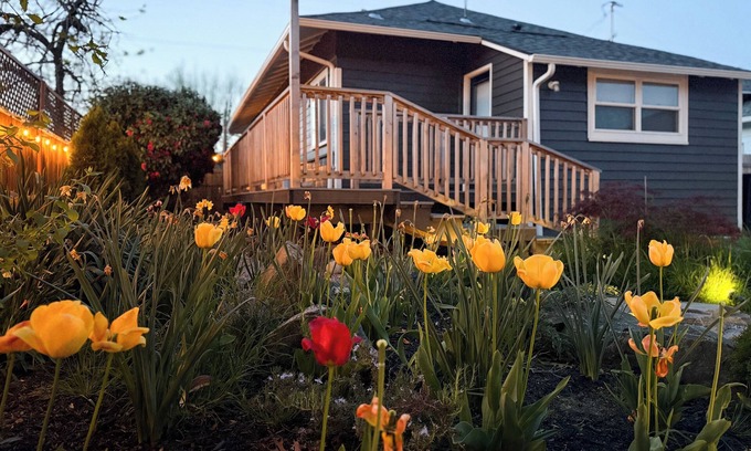 Newberg House | Luxurious 2-bedroom haven with hot tub in the heart of Oregon wine country!