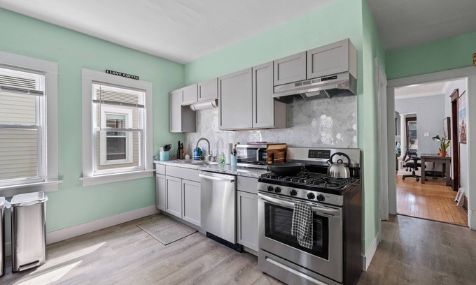 Bay View Apartment | Luxurious 2 Bedroom in Bay View! lower LB
