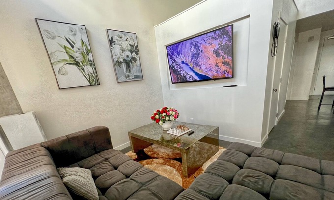Commerce Condo | Luxurious 2 Level Sky-Rise with a Hollywood View ✨