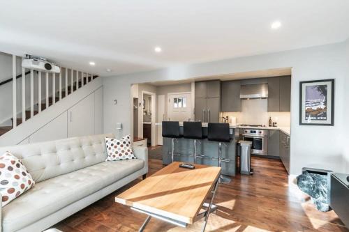 Lake Forest House | Luxurious 2BD Smart Home Near Beach