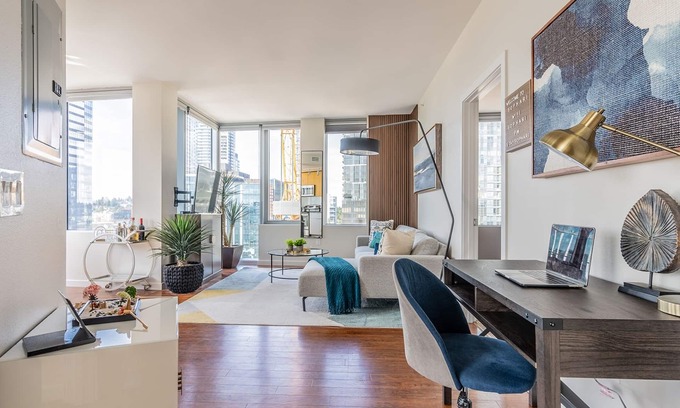 West Bellevue Apartment | Luxurious 2BR DT Bellevue | City Views, Gym, Pool
