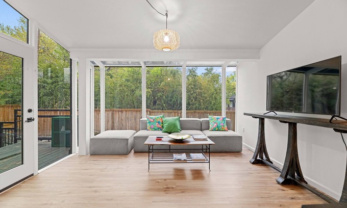 Oak Cliff House | Luxurious 3 Bed Home w/Pool in Kessler Park