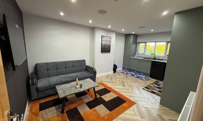 Wolverhampton Apartment | Luxurious 3-bedroom apartment with WiFi in charming Wolverhampton