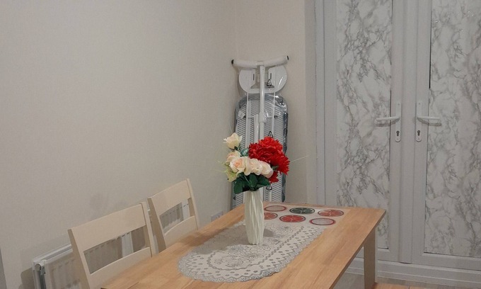 Huyton House | Luxurious 3 Bedroom for Contractors and Holiday With Free Wifi and Parking