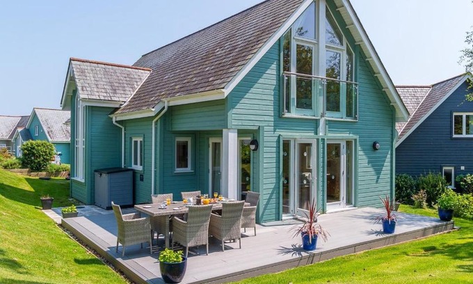 St Austell House | Luxurious 3 Bedroom New England Style Villa - Trewhiddle V8