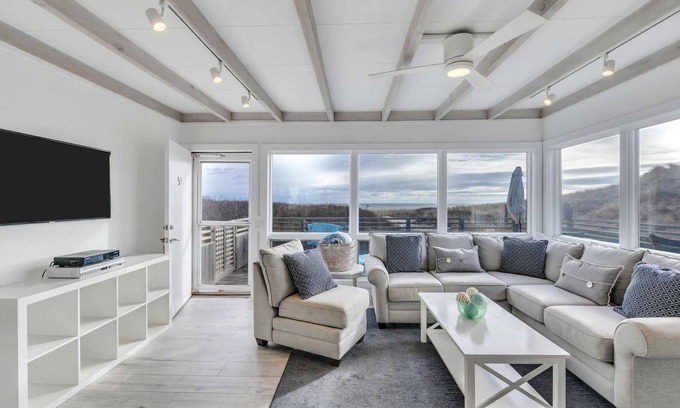 Napeague Cottage | Luxurious 3 BR Cottage w/Ocean View Balcony