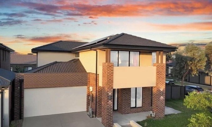 Truganina House | Luxurious 4 Bedroom Home in Prime Location