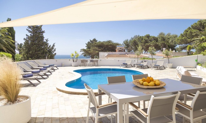 Salema Villa | Luxurious 4 bedroom villa with heated pool and beautiful ocean view in Salema
