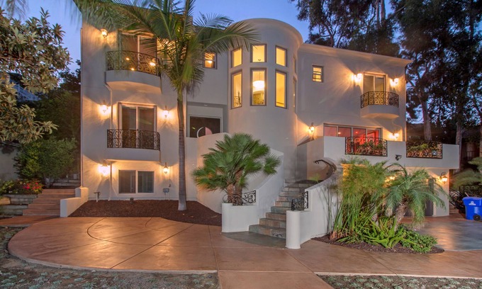 Middletown House | Luxurious 4200 Sq Ft 6 Bedroom Mediterannean Villa