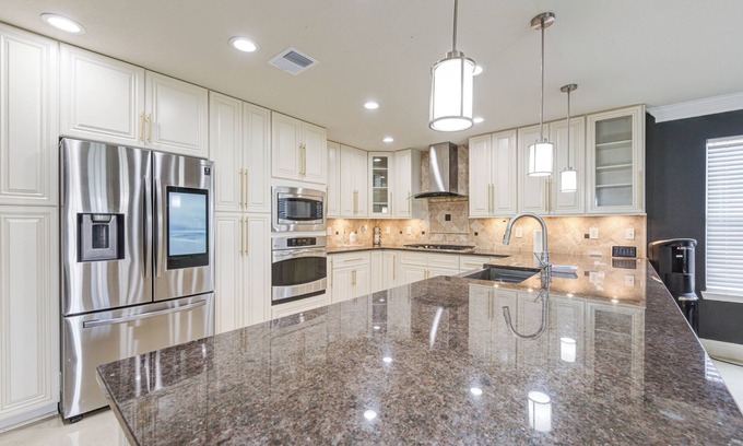 Cypress House | Luxurious 4bdr 3.5bth Family Friendly House In The Houston Area