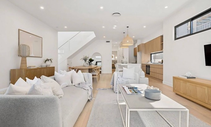 Miranda House | Luxurious 5 Bed Retreat + Pool near Gymea Village