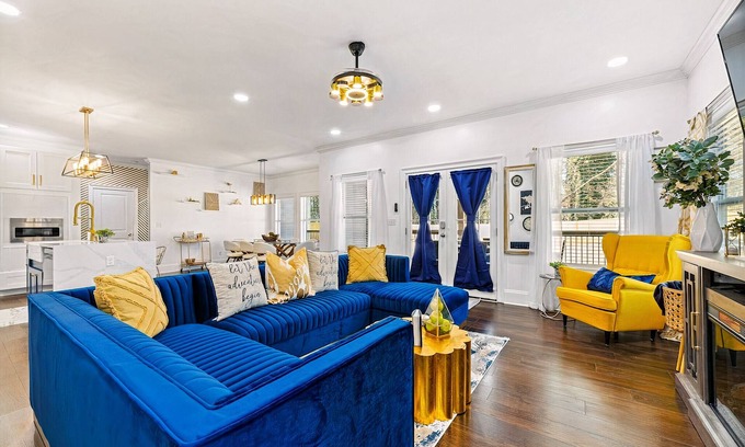 East Point House | Luxurious 5 Bedroom Mini Mansion Near Downtown Atlanta