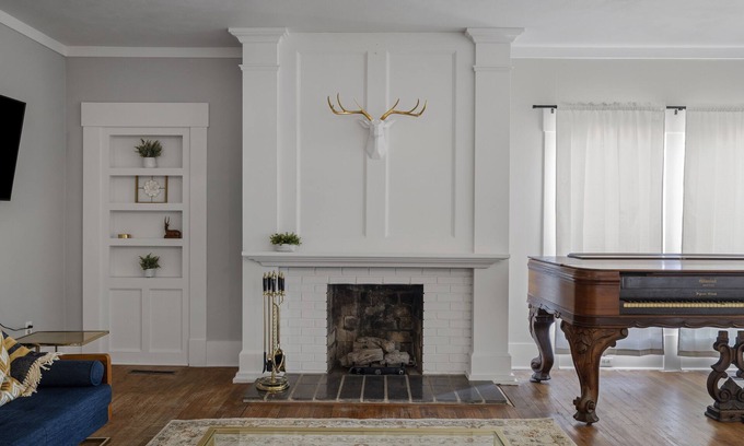 Ozark House | Luxurious 5-Star Home, Heart of Ozark, MO - Ideal for Memorable Getaways!