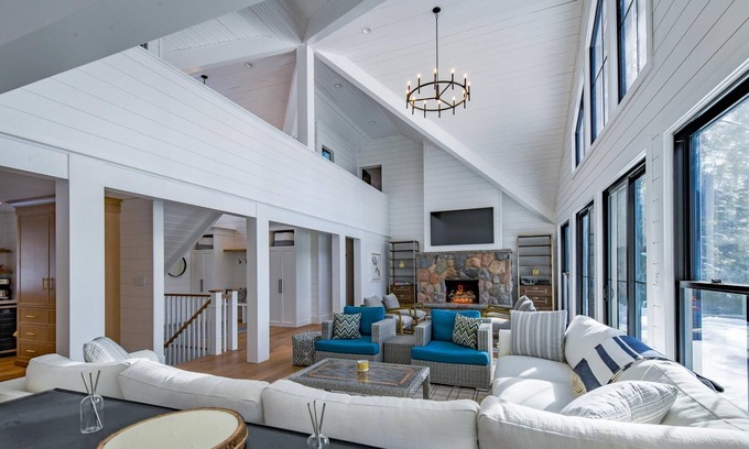 Port Carling Villa | Luxurious 6 Bedroom, 6 Bath on Lake Muskoka! Boathouse!