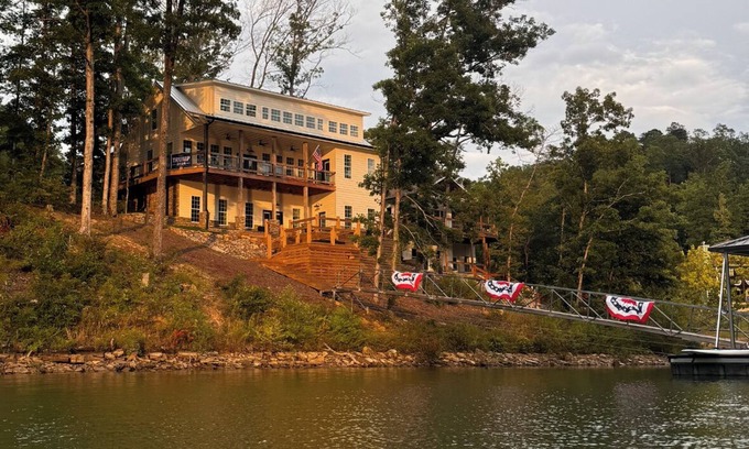 Arley House | Luxurious 6-bedroom Smith Lake house in tranquil Arley area!