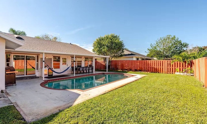 Wellington House | Luxurious 6-bedroom house with Heated Pool & Patio minutes from WEF.