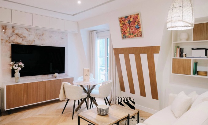 Odeon Apartment | Luxurious Air-conditioned Apartment Bianca