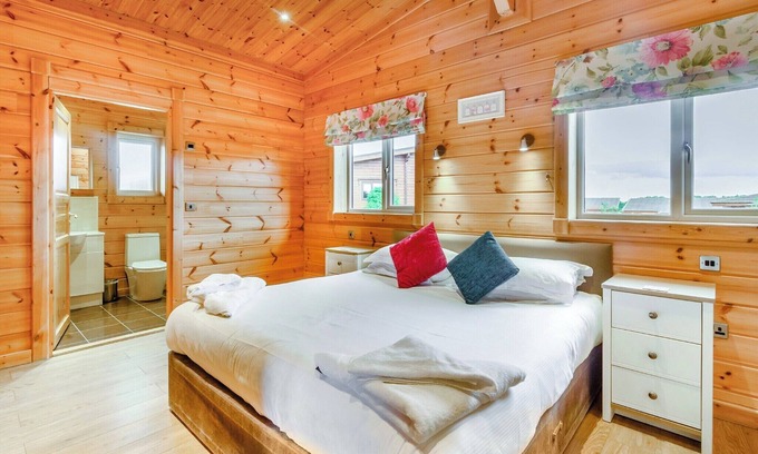 Hollym Ski Chalet | Luxurious and contemporary Finnish log lodge.