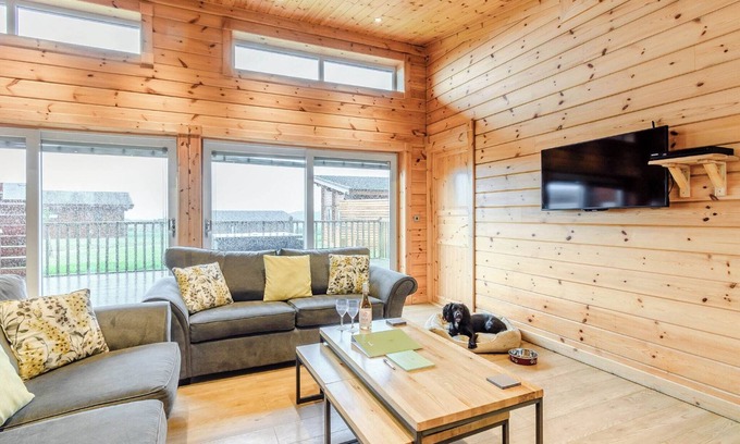 Hollym Ski Chalet | Luxurious and contemporary Finnish log lodge.
