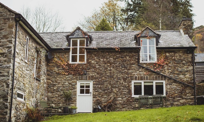 Llanfair Caereinion Cottage | Luxurious and cosy riverside cottage for two