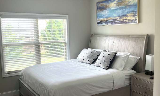 Sugar Hill House | Luxurious and Cozy Private Room with a King Size Bed in a Safe ,Gated Community.