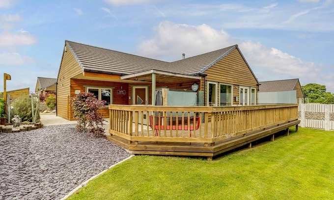 Durham Ski Chalet | Luxurious and stylish modern lodge with one master double and one twin.