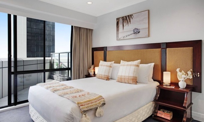 Takapuna Apartment | Luxurious Apt with Rooftop Heated Pool Gym Tennis