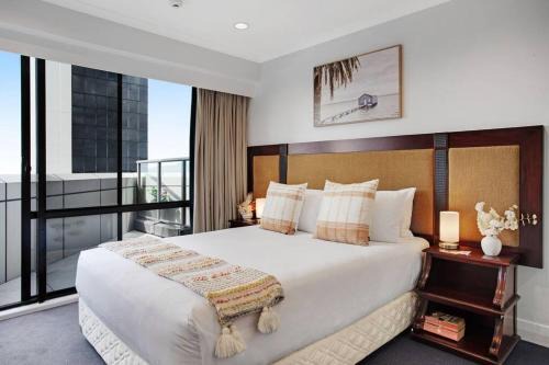 Takapuna Apartment | Luxurious Apt with Rooftop Pool Gym Tennis Carpark