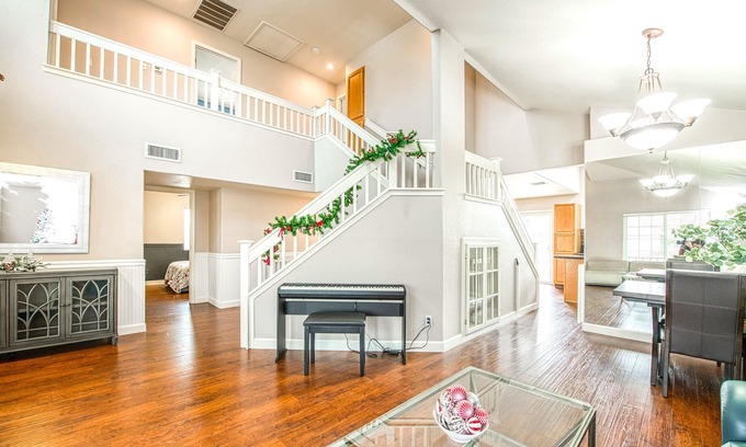 Raisin House | Luxurious Beautiful Home in Clovis with Pool