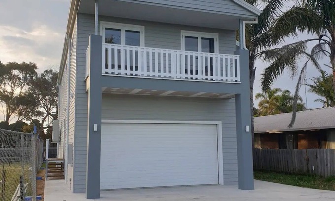 Lakes Entrance House | Luxurious brand new large family house w air con