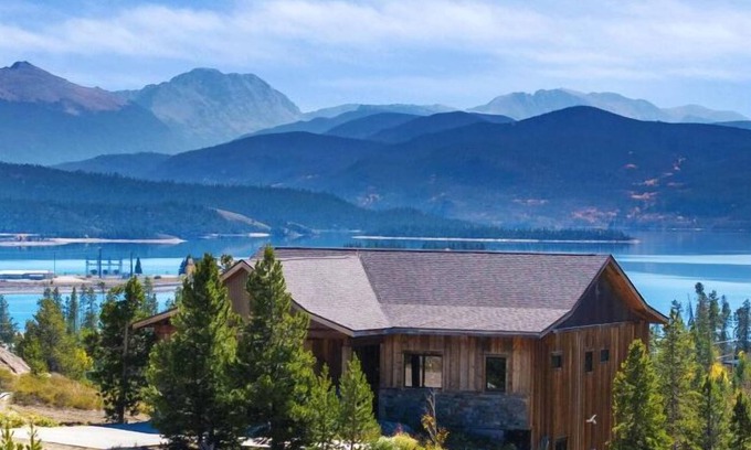 Grand Lake Ski Chalet | Luxurious Chalet: Epic Views, Hot Tub, K beds, Movie/Game Room, Gym, near RMNP