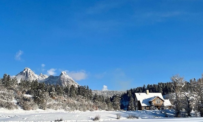 Chromo Ski Chalet | Luxurious Colorado chalet w Hot tub and gorgeous mountain & river side views
