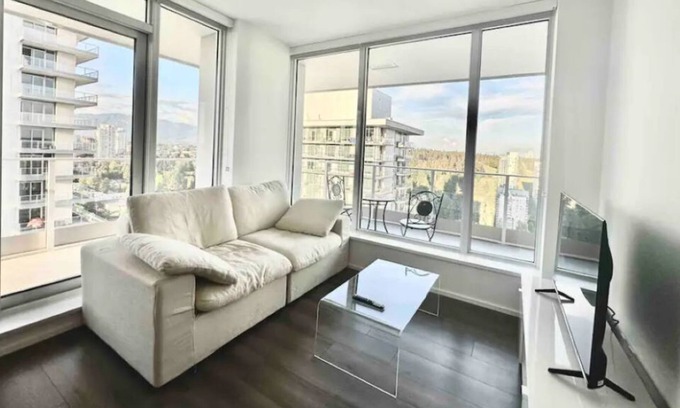 Burnaby Apartment | Luxurious Condo by Skytrain