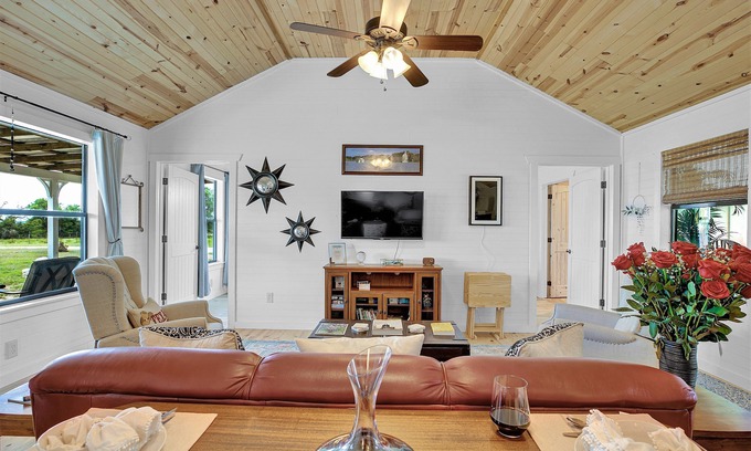 Fredericksburg Cottage | Luxurious Cottage on 3-Acre's in Fred Wine Country!