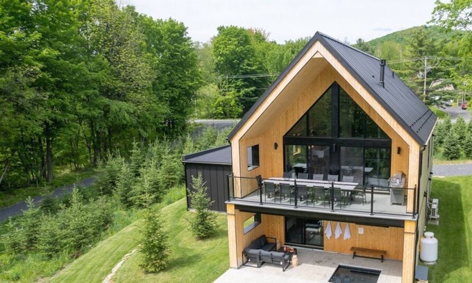 Shefford Ski Chalet | LUXURIOUS COTTAGE THAT CAN ACCOMMODATE 15 ADULTS + 2 CHILDREN