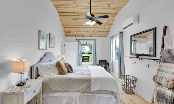 Fredericksburg Cottage | Luxurious Cottage on 3-acre's in Fred Wine Country